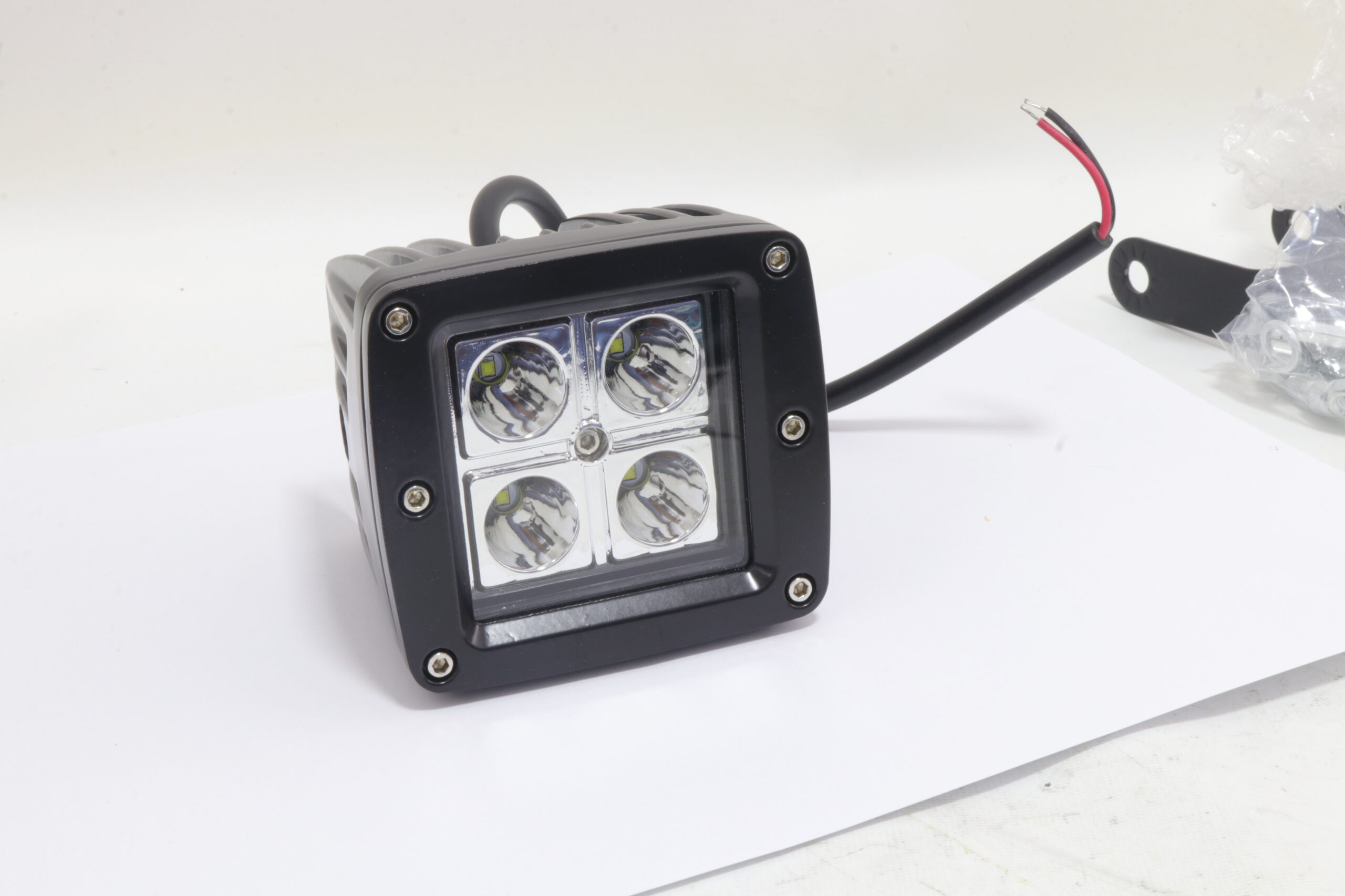 LUMINARIA 4 LED REFLEC 9-32V 1400 LMS, 6000-6500K 20W A PRUEBA/AGUA LUZ PUNTO